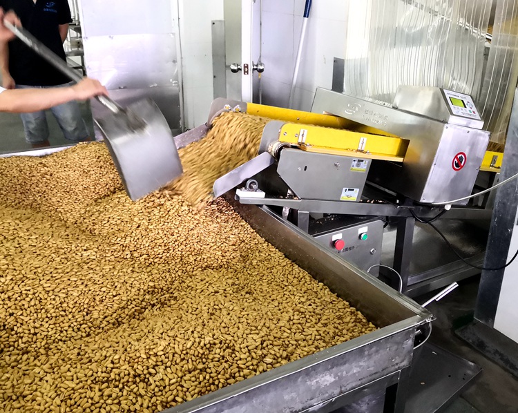 傻二哥花生食品金屬檢測(cè)機(jī)使用現(xiàn)場(chǎng)2.jpg